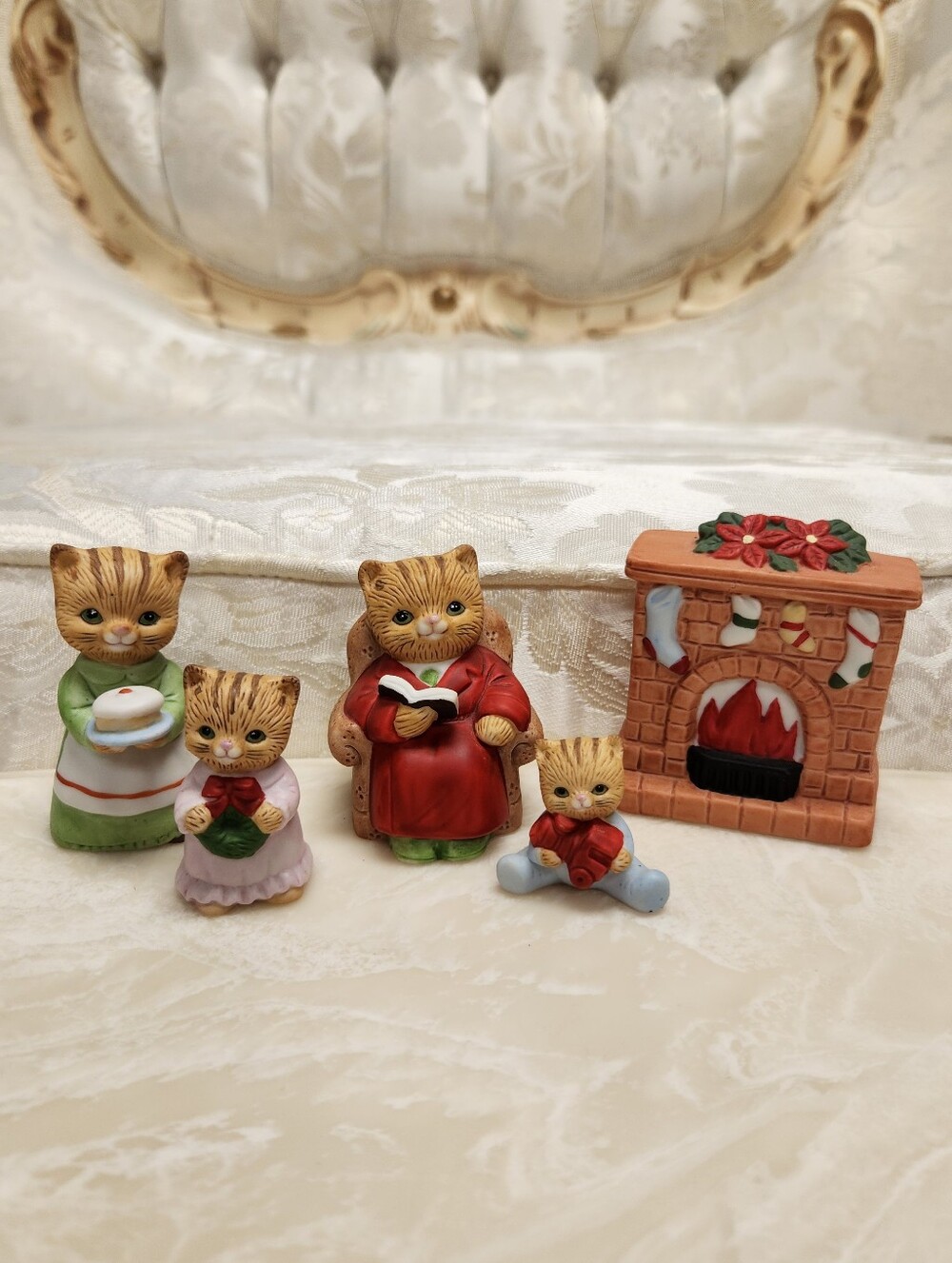 Homco Vintage 5103 Christmas Family Cats 4 Porcelain Family Fireplace 80s